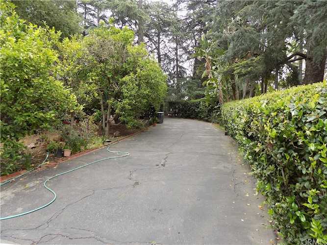 1777 La Cresta Dr Pasadena, CA 91103