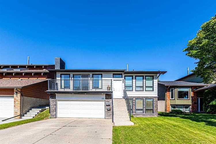 111 Hawkwood Way NW Calgary, AB T3G 1X3