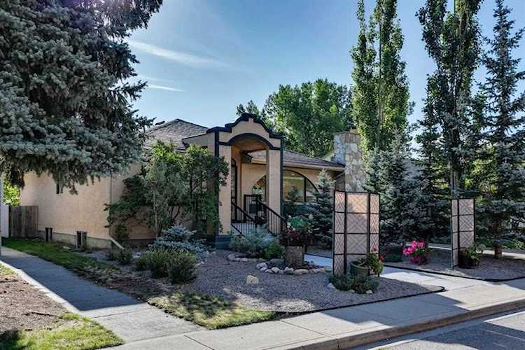 1112 24 St NW Calgary, AB T2N 2P7