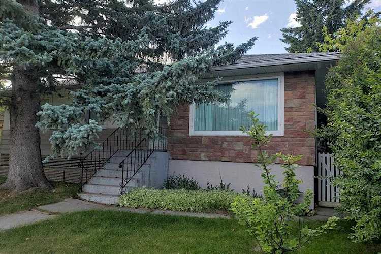 3023 34 St SW Calgary, AB T3E 2X1
