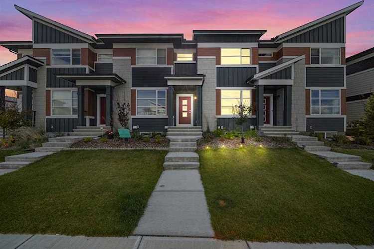 37 Skyview Parade NE Calgary, AB T3N 0V4