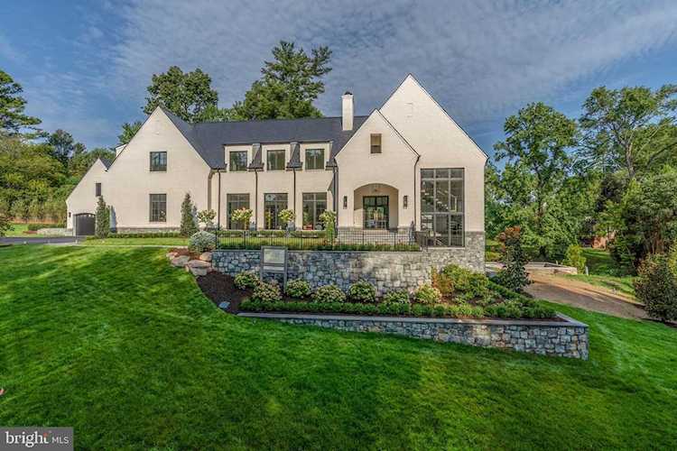 1004 Dogue Hill Ln Mclean, VA 22101