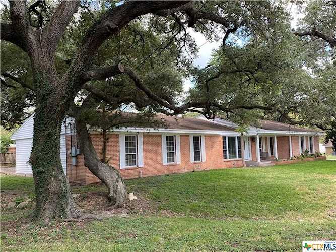 710 W Pearl St Goliad, TX 77963