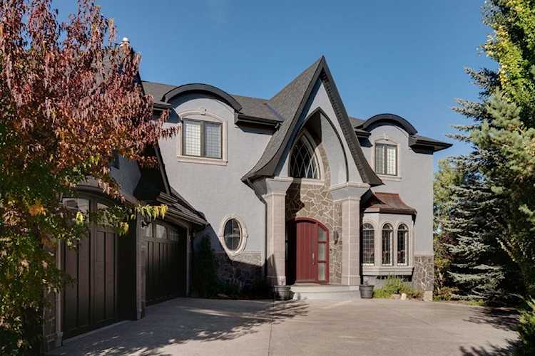 11 Spring Valley Close SW Calgary, AB T3H 4V1