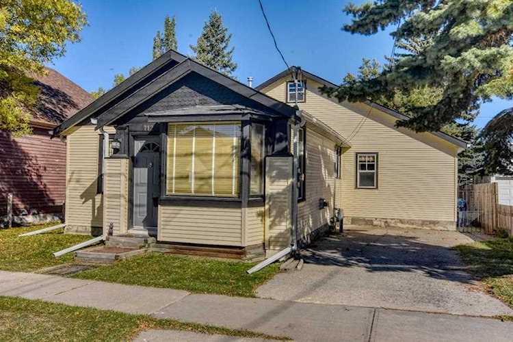712 14A St SE Calgary, AB T2G 3K8