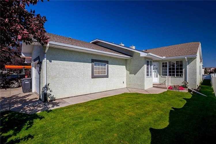 10 Strathmore Lakes Bay Strathmore, AB T1P 1H2