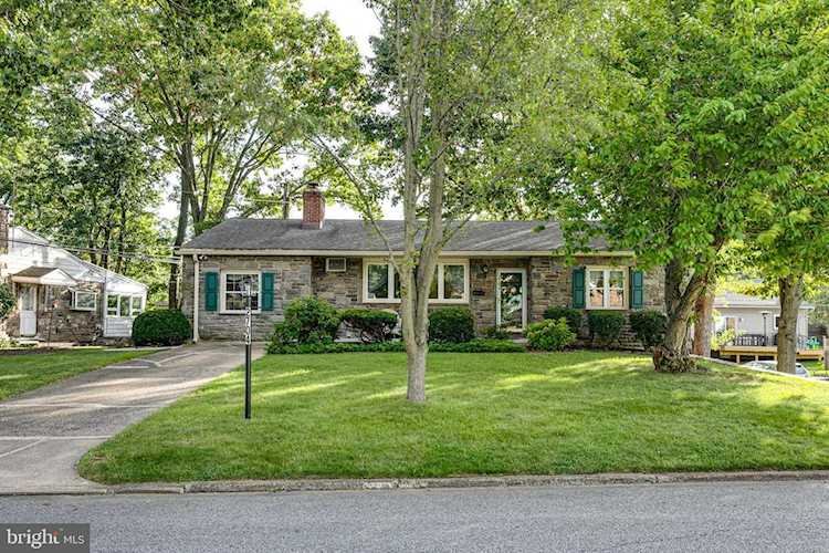 2704 Sunnybrook Ln Ardmore, PA 19003