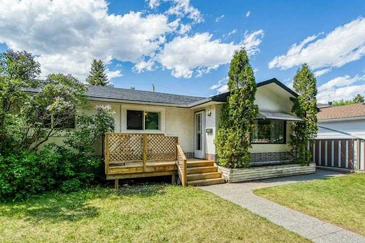 2403 Pinewood Dr SE Calgary, AB T2B 1S3