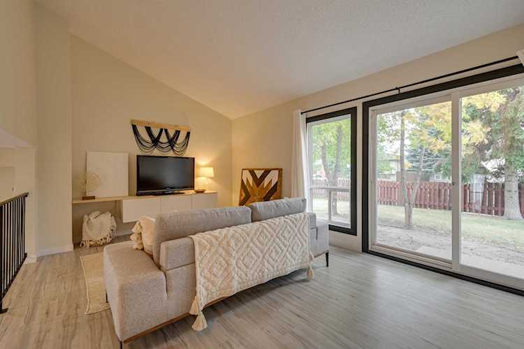 5514 19A Avenue Edmonton, AB T6L 2C1