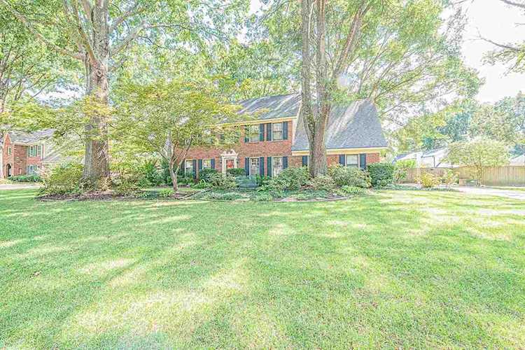 8825 Aldershot Dr Germantown, TN 38139
