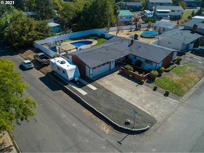 1381 NW Cherry Dr Roseburg, OR 97471