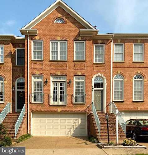 8044 Kidwell Town Ct Vienna, VA 22182
