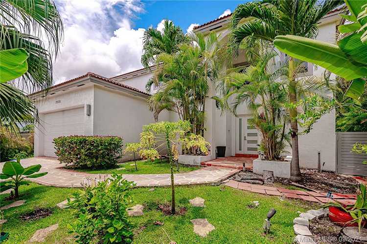 1935 Alamanda Dr North Miami, FL 33181