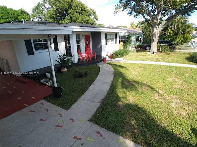 228 SW 3rd Ter Dania Beach, FL 33004