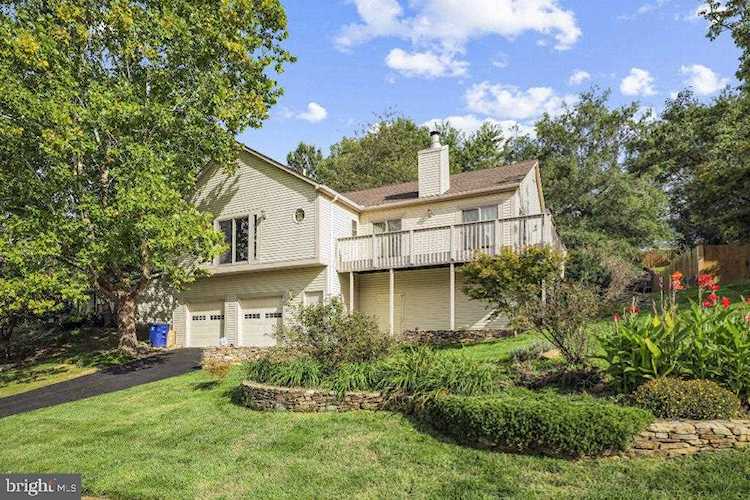 137 Governors Dr Leesburg, VA 20175