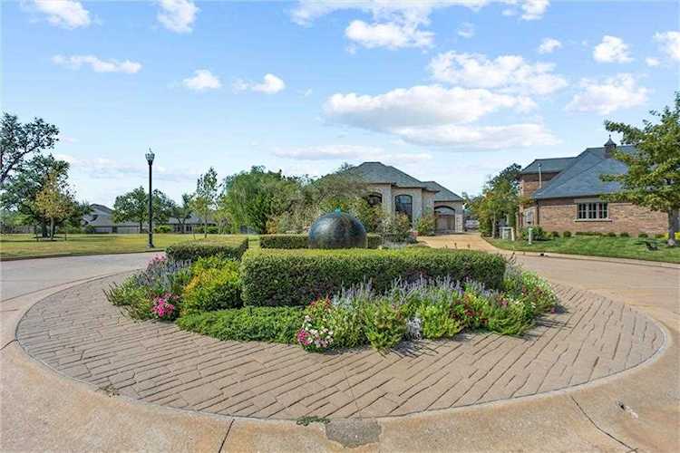 2407 NW Grand Ct Nichols Hills, OK 73116