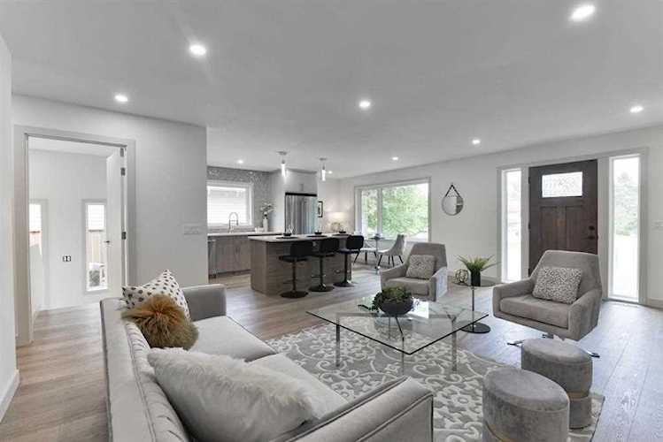 5132 48 St NW Calgary, AB T3A 0S9