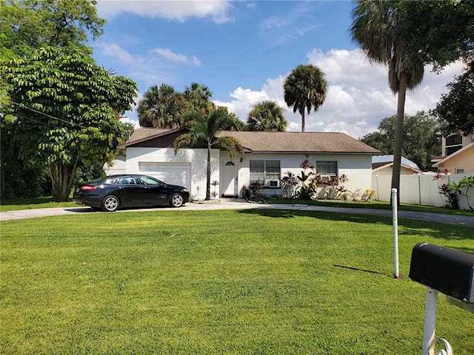 9938 Peninsular Dr Gibsonton, FL 33534