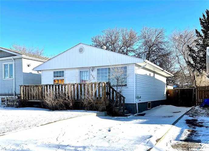 127 N Mcintyre St Regina, SK S4R 3B6