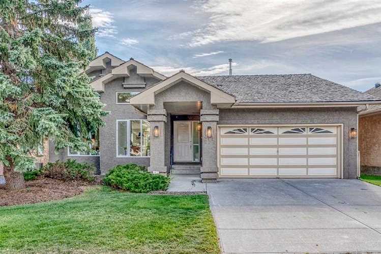 211 Hawkside Mews NW Calgary, AB T3G 3J4