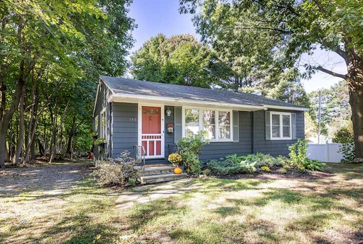 145 Mitchell Rd Cape Elizabeth, ME 04107