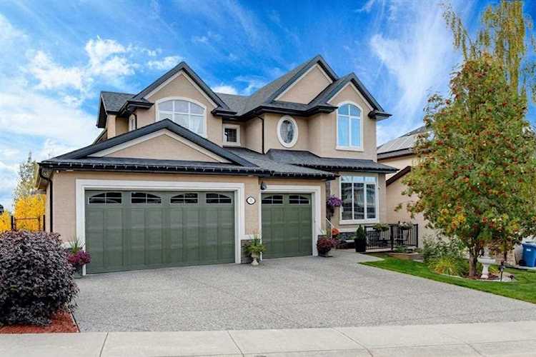 35 Crestridge Heights SW Calgary, AB T3B 0L6