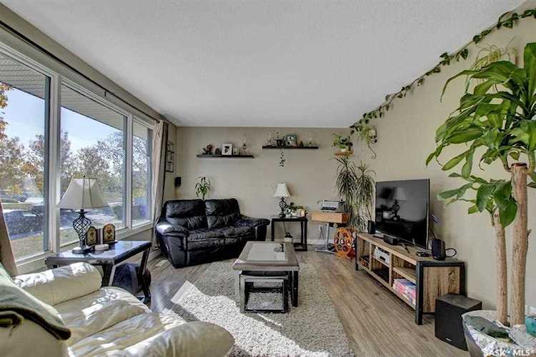 328 Oakview Dr Regina, SK S4R 5K5
