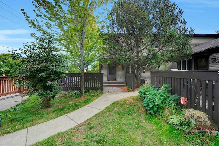 4990 Grenwich Trail N Oakdale, MN 55128