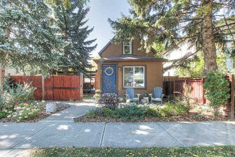 509 9 St NE Calgary, AB T2E 4K4