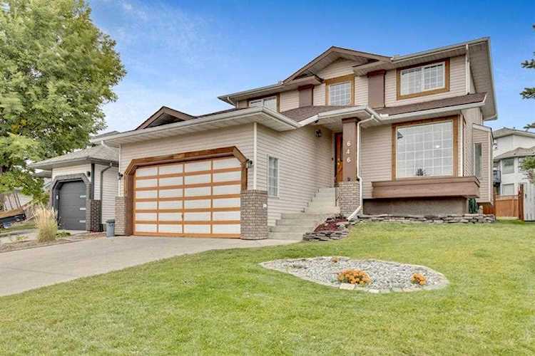 646 Douglas Woods Place SE Calgary, AB T2Z 2E4