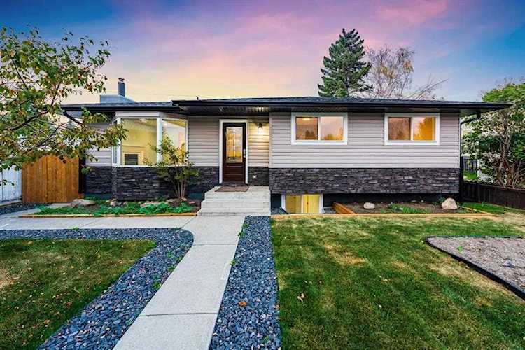 820 Avonlea Place SE Calgary, AB T2H 1W3