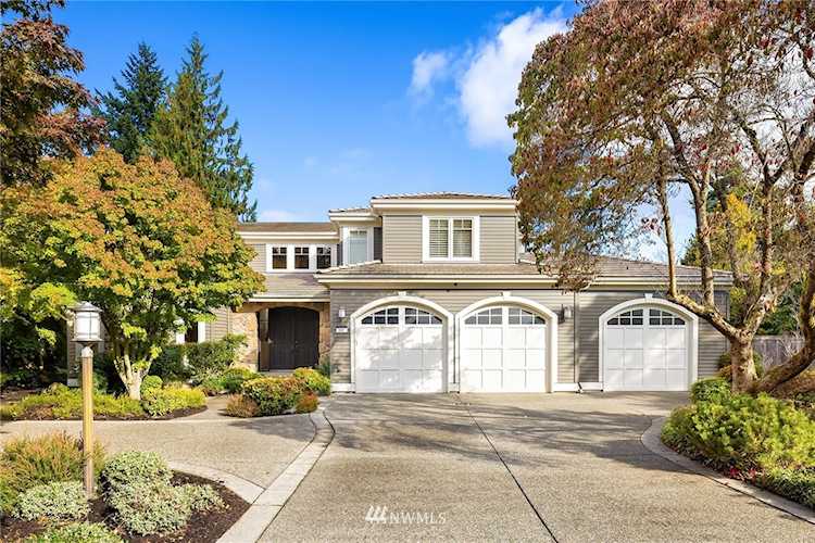 980398618 NE 6th St520 - Bellevue/West OfMedinaAt the very crest of Medina Heights, you'll find this beautiful two story home awash in sunlight...King1846932WAhome for saleMedina Photo 1