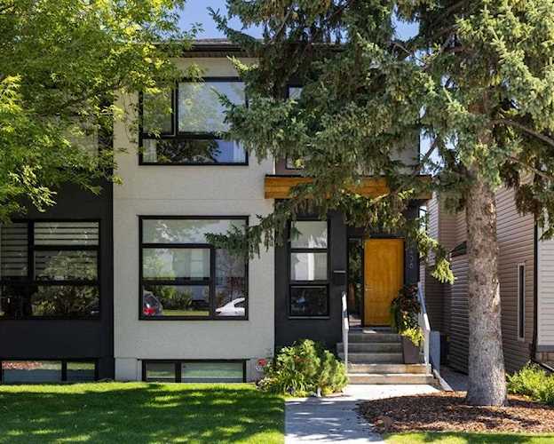 2438 25A St SW Calgary, AB T3E 1Z2