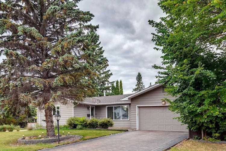 82 Fairway Drive Edmonton, AB T6J 2C4