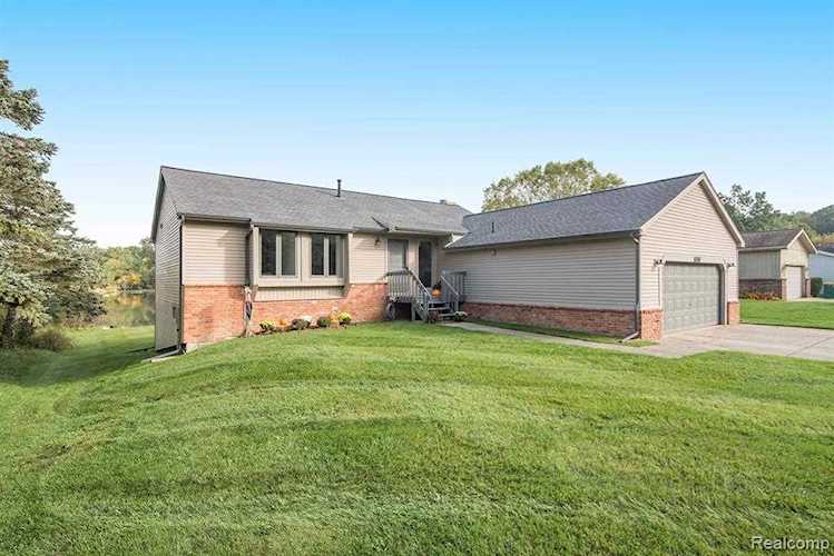 686 Oak Ridge Dr Brighton, MI 48116 | MLS 2210086192 Photo 1