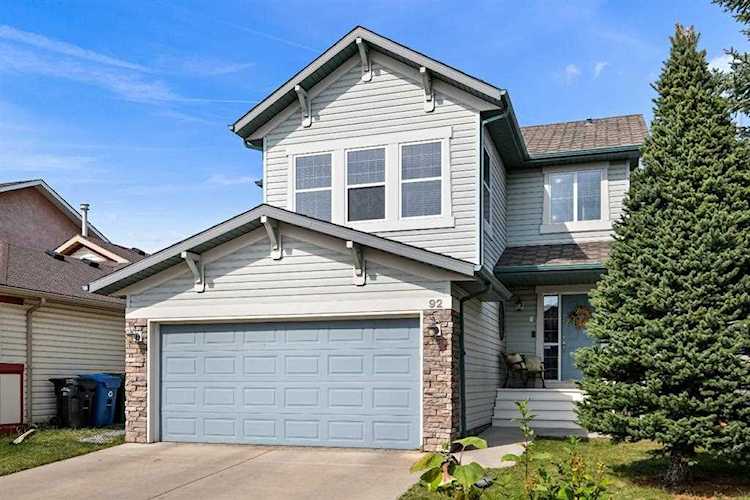 92 Panamount Ln NW Calgary, AB T3K 5Y5