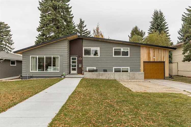 177 Wildwood Dr SW Calgary, AB T3C 3C8