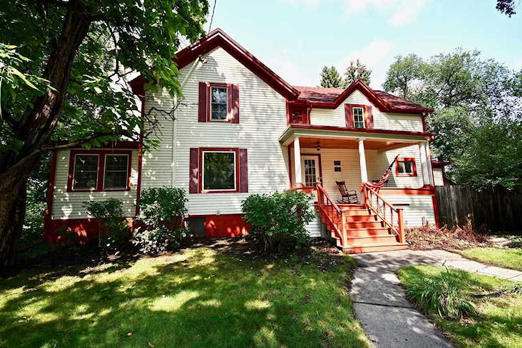 906 S 7th Ave Moorhead, MN 56560