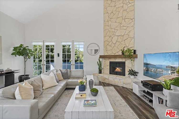 1930 S Beverly Glen Blvd #305 Los Angeles, CA 90025
