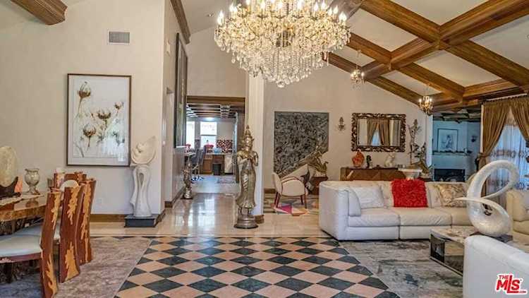 5461 Encino Ave Encino, CA 91316