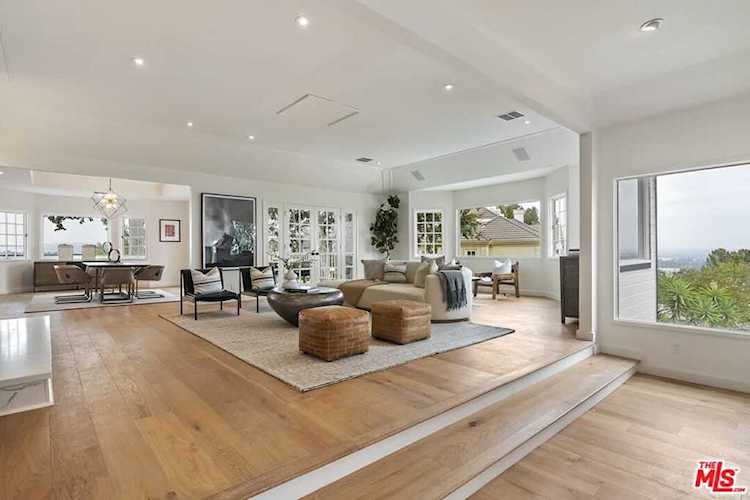 4961 Casa Dr Tarzana, CA 91356