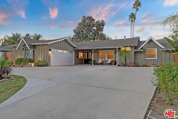 23027 Gainford St Woodland Hills, CA 91364