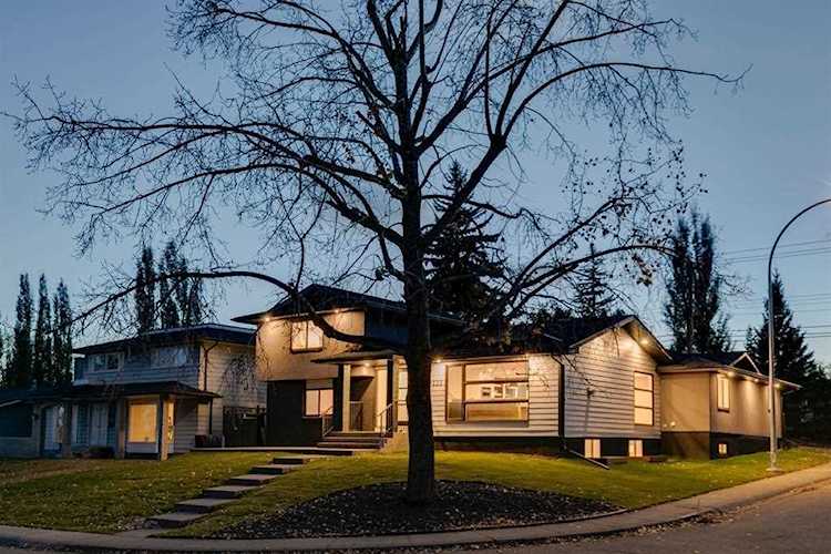 235 Lake Wapta Rise SE Calgary, AB T2J 2N6