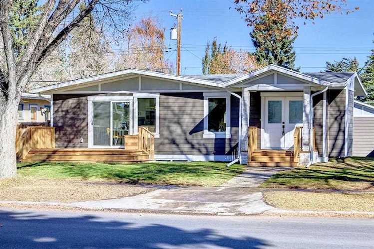 1424 Northmount Dr NW Calgary, AB T2L 0G2