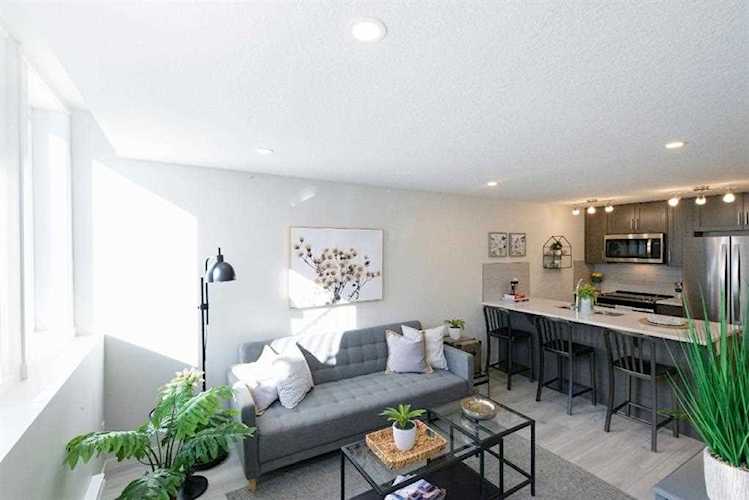 467 Cranbrook Square SE Calgary, AB T3M 2E3