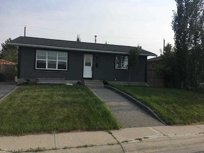 1211 Penedo Crescent SE Calgary, AB T2A 3N7