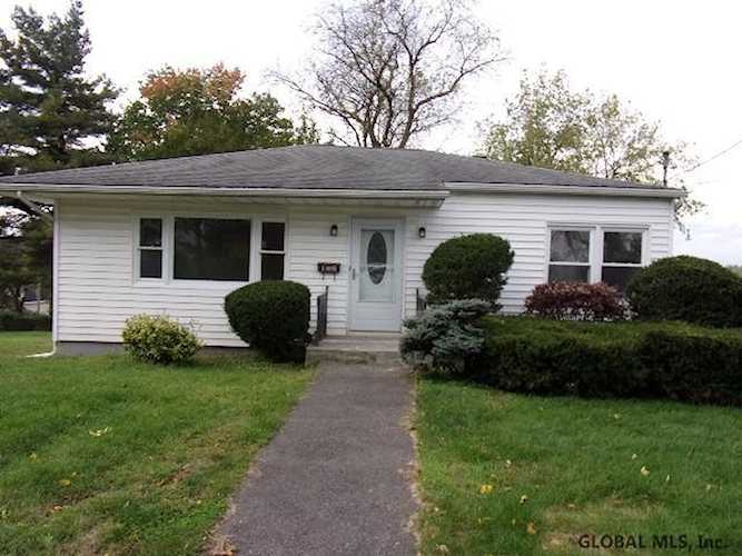 13 Grapevine Pl Latham, NY 12110