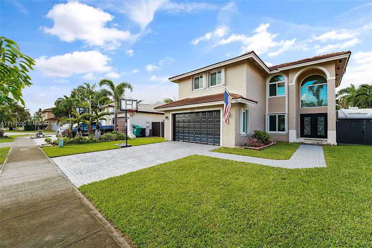 16065 SW 100th Ln Miami, FL 33196