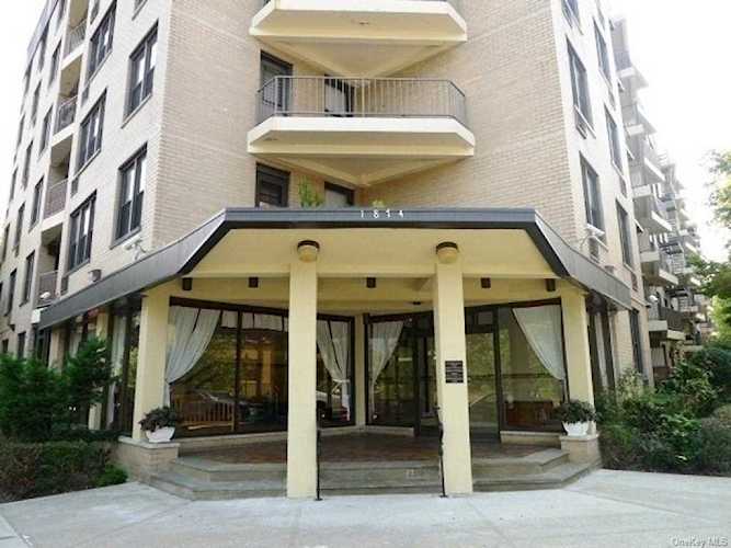 1874 S Pelham Parkway #4R Bronx, NY 10461