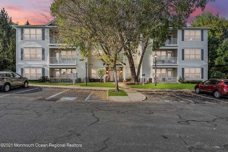 577 Saint Andrews Place Manalapan, NJ 07726